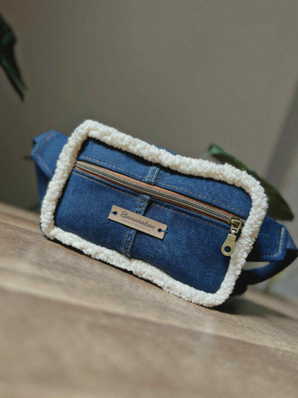 7b0541ae-75f4-48fe-910f-f43daefe79cd Sac Banane Indigo